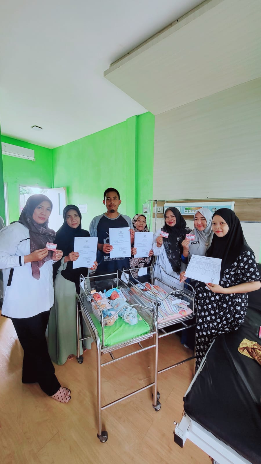 Penyerahan Dokumen Kelahiran 3 Kayi Kembar di RSUD DAUD ARIF